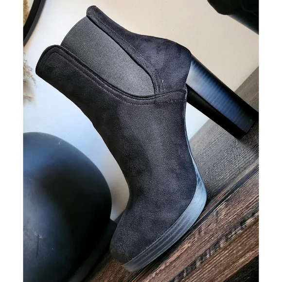 . Wild Diva Black Suede Booties/Boots - Picture 6 of 13